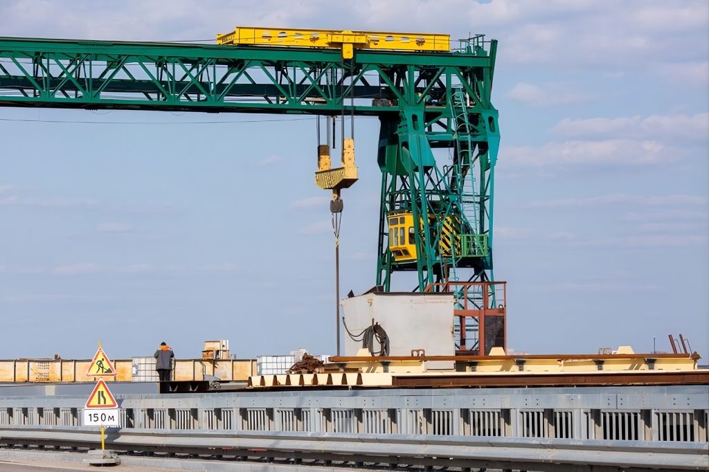 How to Improve Crane Safety in Industrial Operations Using Wireless Remote Control Systems